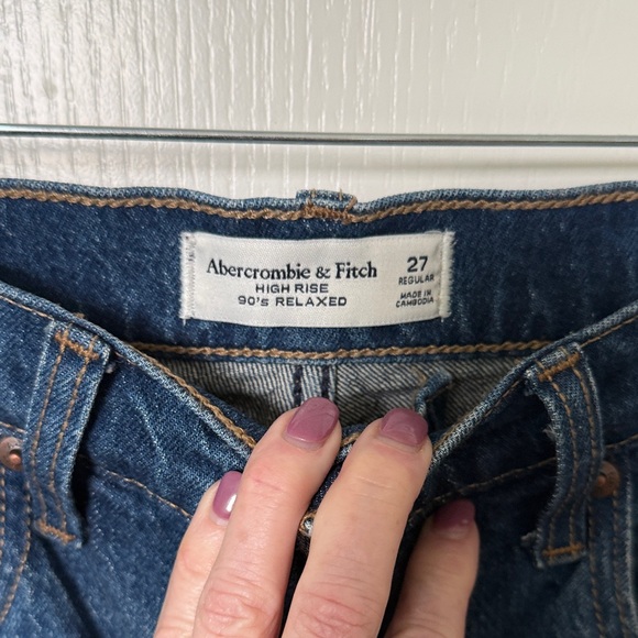 Abercrombie & Fitch High Rise 90’s Relaxed Jeans - Picture 5 of 8